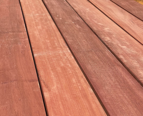south-pacific-redwood-manilkara-deck-boards a close -up of torem decking shows variety of grain styles present in the lumber.