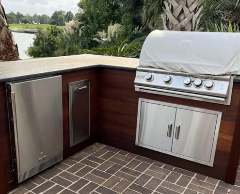 torem-outdoor-kitchen-stained An outdoor kitchen clad with deep-red tropical hardwood Torem.